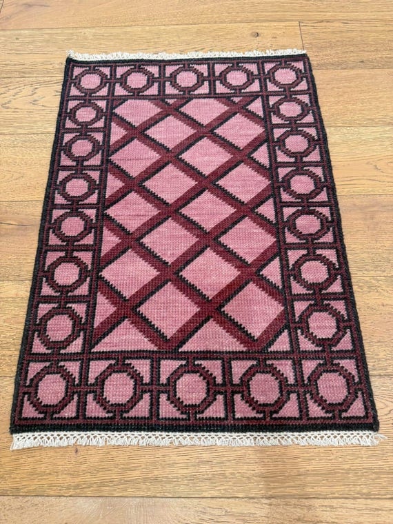 Vintage Pink Geometric Area Rug, Hand-Woven Dusty Rose Diamond Pattern Accent Carpet, Retro Geometric Fringe, Eclectic Home Decor Rug